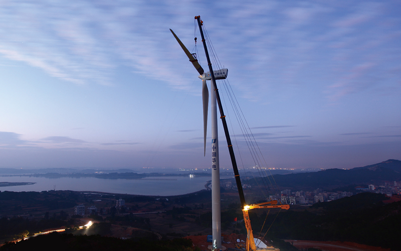 全地面(miàn)起(qǐ)重機效力福建福清鯉魚山風電場