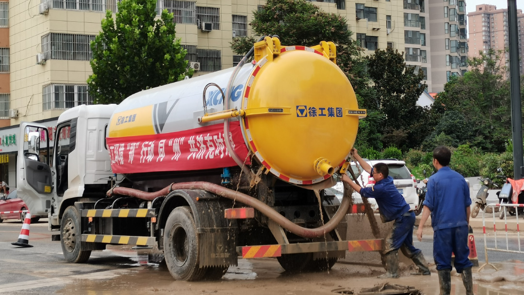 徐工吸污車馳援鄭州特大暴雨