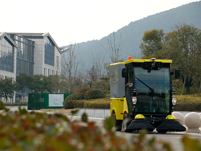 徐工無人駕駛掃路機在徐州珠山藝術街區作業